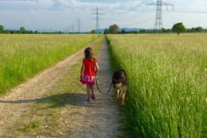 Mädchen mit Hund in der nähe vom Europapark Rust